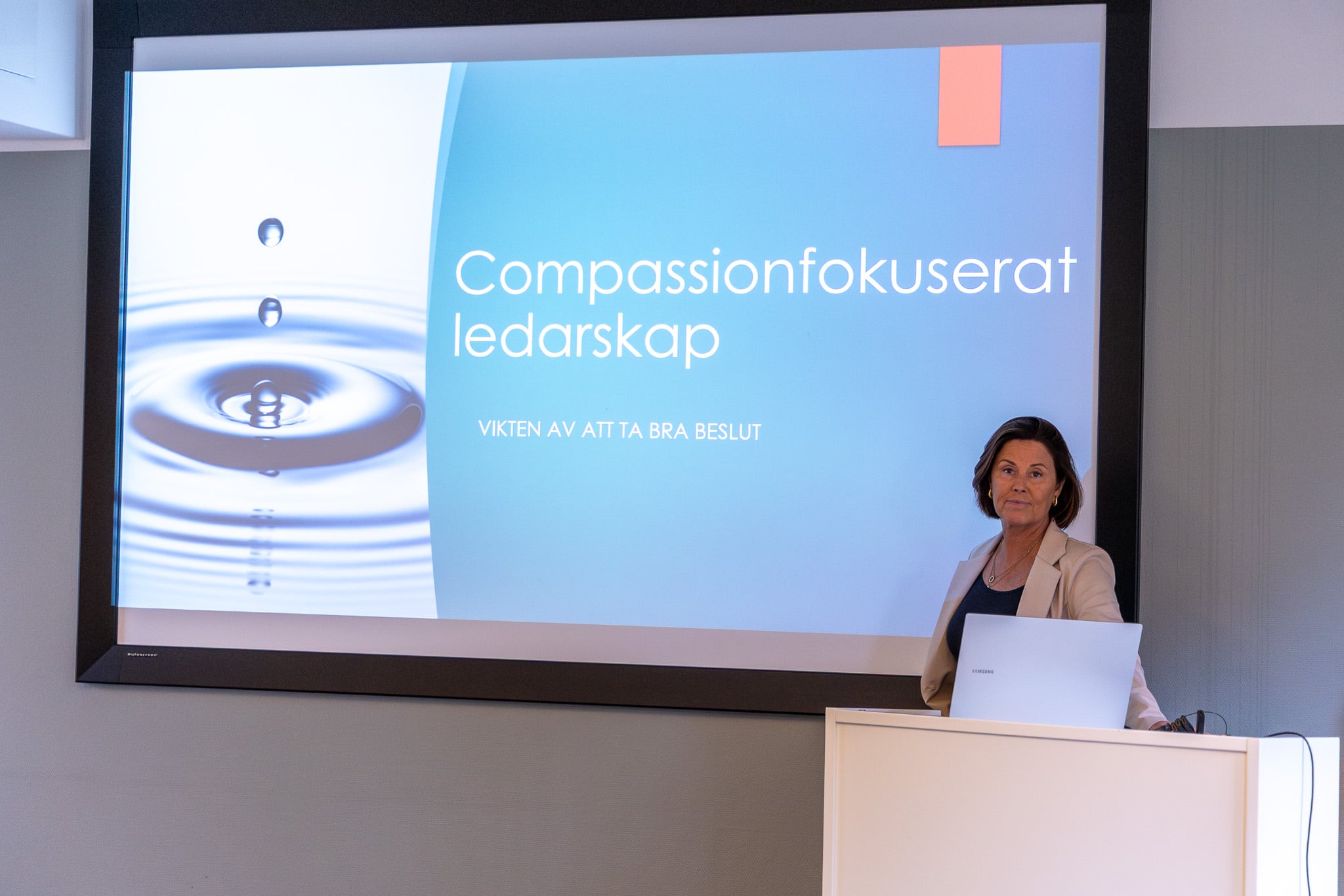 Åsa Öhman vid skrivbordet