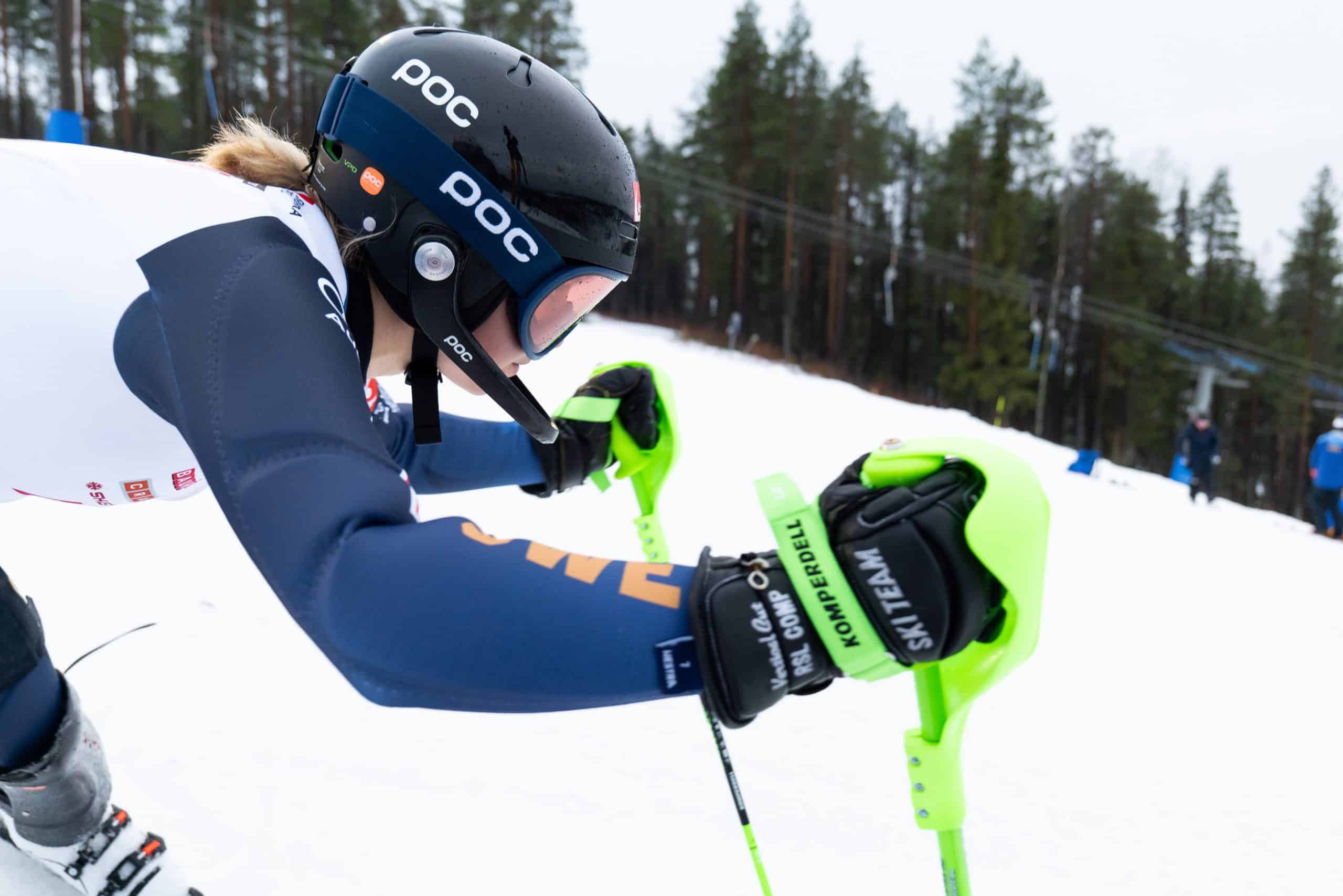Alpinskidåkare i slalombacken