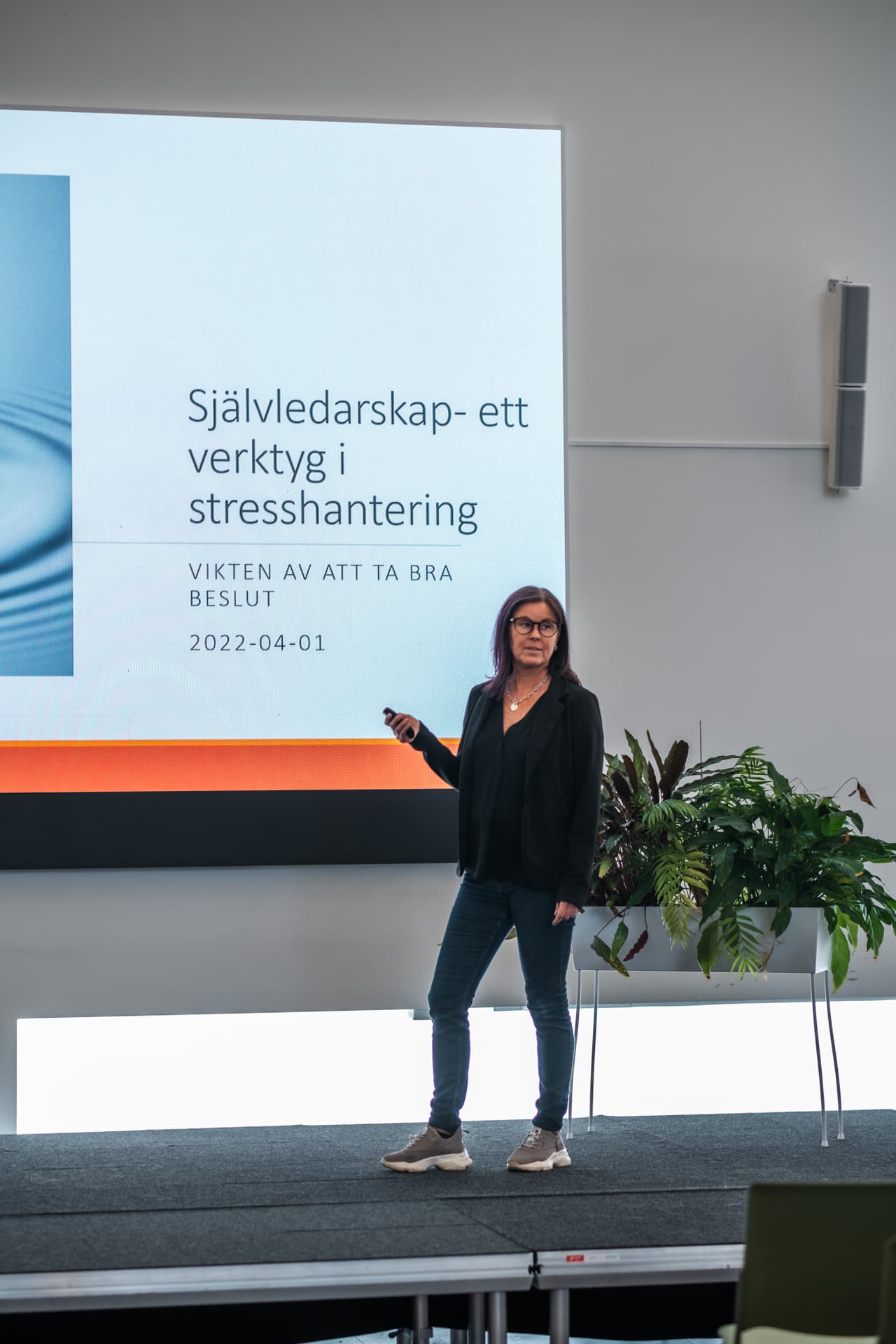 Åsa Öhman föreläser på scen